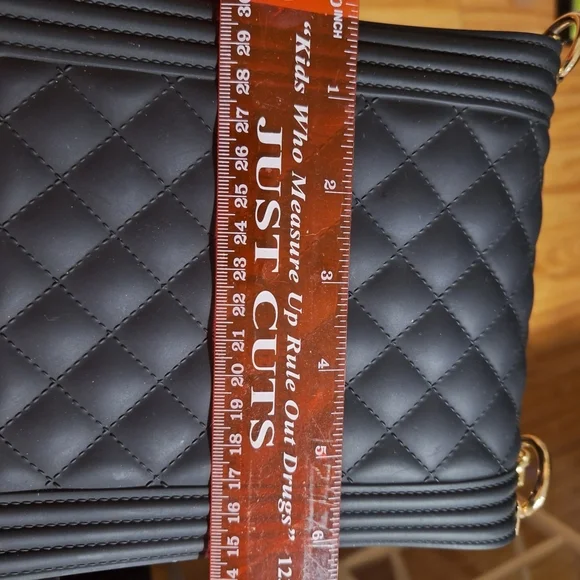 Elegant Black Quilted Chain Bag - Picture 3 of 16